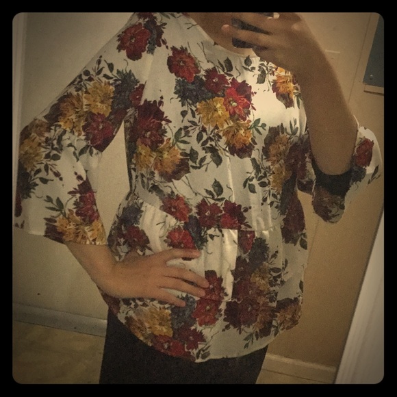 Tops - Floral top😍😱